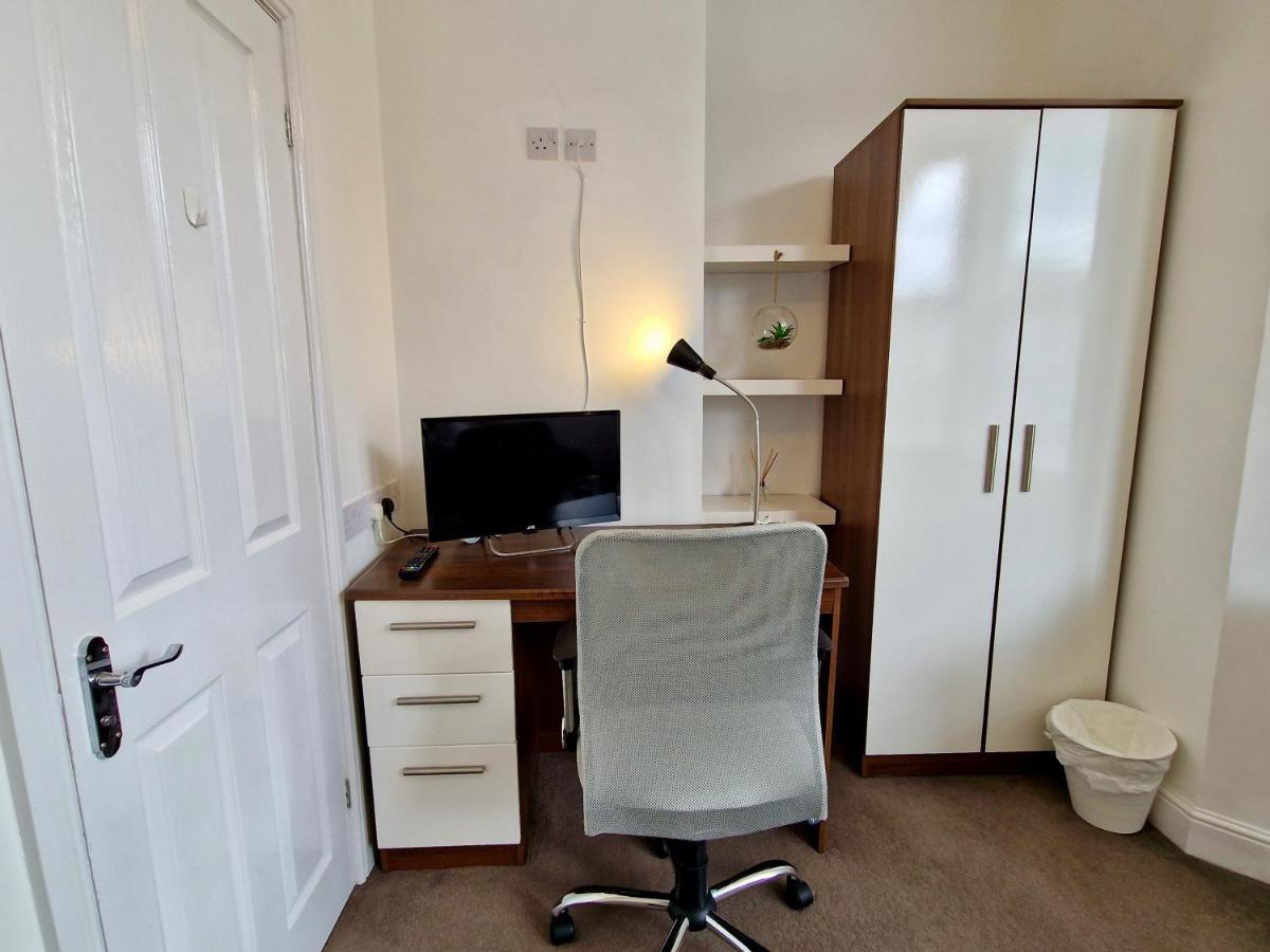 Incredible Private Rooms All With Private Bathrooms In A Fully Serviced House Next To City Centre With Free Parking Coventry Exterior foto