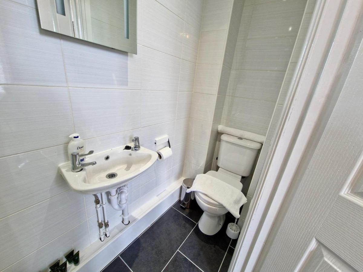 Incredible Private Rooms All With Private Bathrooms In A Fully Serviced House Next To City Centre With Free Parking Coventry Exterior foto