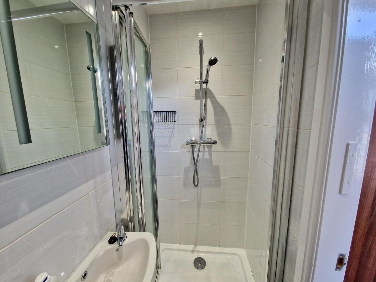 Incredible Private Rooms All With Private Bathrooms In A Fully Serviced House Next To City Centre With Free Parking Coventry Exterior foto